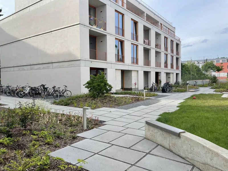 Erstbezug in Neubau: Helle 2-Zimmer-Wohnung mit Fischgrätparkett in ruhiger Hinterhauslage — photo 1